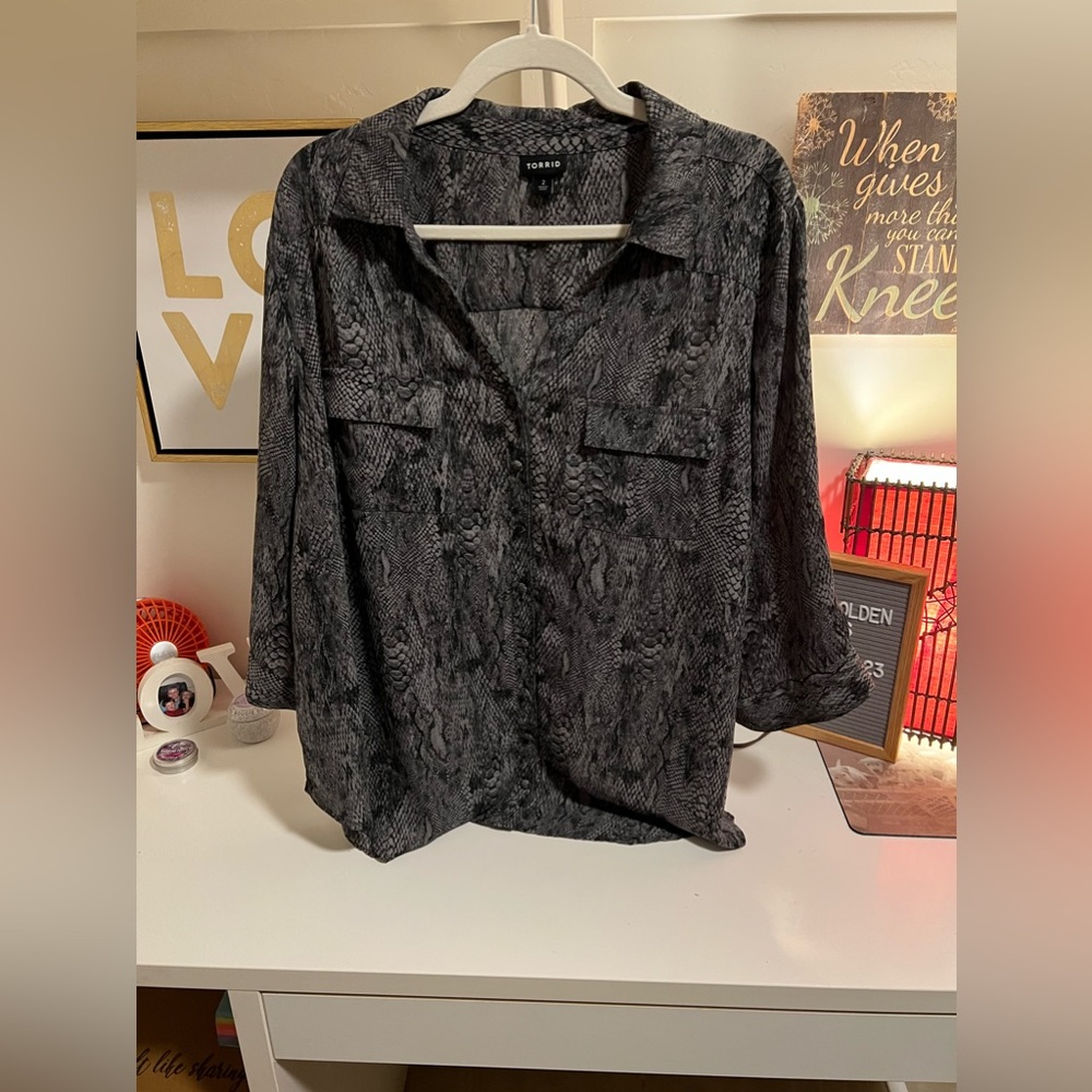 TORRID•Gray snakeskin Harper blouse size 2